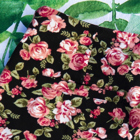 dark floral shorts - Picture 4 of 4